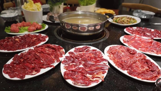 “潮?！被疱佊筒蜋C(jī)器人新店員，降本增效助力智慧經(jīng)營