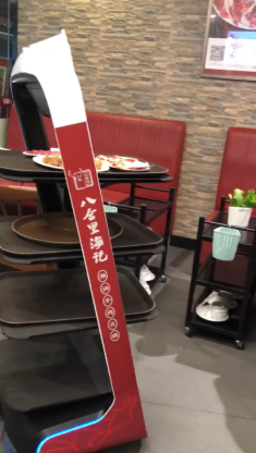 “潮牛”火鍋迎送餐機(jī)器人新店員，降本增效助力智慧經(jīng)營