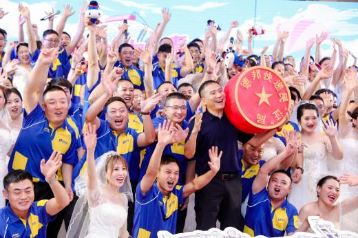 德邦快遞首創(chuàng)“遞”媳證，送百對(duì)快遞員伉儷赴海外成婚