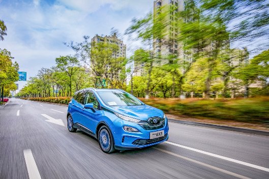 電動汽車是否安全？全球首次三車雙重碰撞測試將給出答案