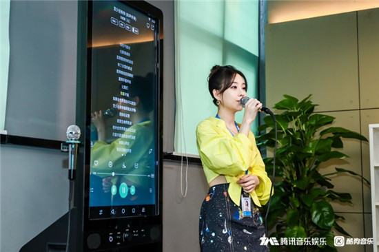 馮提莫發(fā)現(xiàn)某K歌神器，賴著酷狗總部不走了