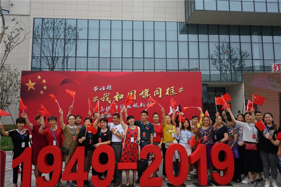 我和國(guó)旗同框，樂(lè)森機(jī)器人定格愛(ài)國(guó)主義的時(shí)代意蘊(yùn)