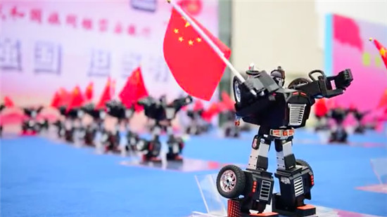 我和國(guó)旗同框，樂(lè)森機(jī)器人定格愛(ài)國(guó)主義的時(shí)代意蘊(yùn)