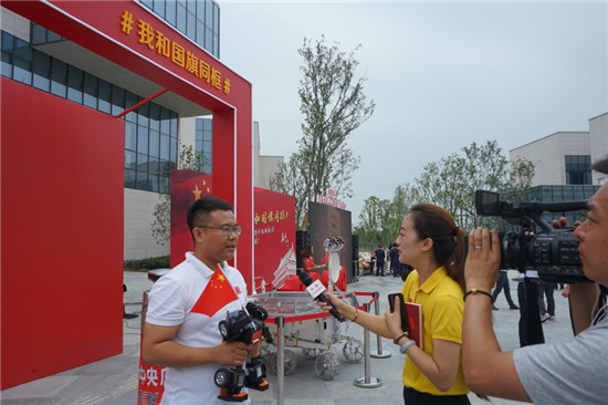 我和國(guó)旗同框，樂(lè)森機(jī)器人定格愛(ài)國(guó)主義的時(shí)代意蘊(yùn)