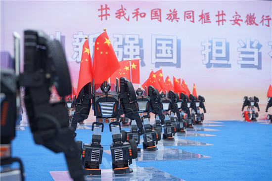 我和國(guó)旗同框，樂(lè)森機(jī)器人定格愛(ài)國(guó)主義的時(shí)代意蘊(yùn)