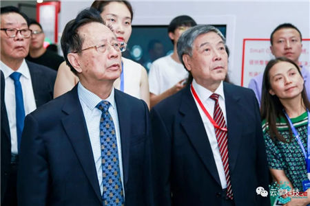 2019亞太零售大會(huì) 全國(guó)人大副委員長(zhǎng)陳昌智參觀云拿無人店