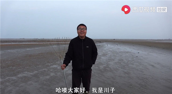 惹河豚生氣、遭八爪魚噴墨，趕海人在西瓜視頻上演現(xiàn)實版“老人與?！?/></p><p>新農(nóng)人川子原本不是專業(yè)的趕海人，他曾經(jīng)在外做了6年銷售，后回到老家連云港賣海鮮補(bǔ)給家用。最初川子只是抱著新鮮和嘗試的心態(tài)，一邊記錄下趕海過程一邊放在西瓜視頻上，沒想到大受歡迎。如今，不到兩年的時間，川子在西瓜的趕海視頻中有多個百萬播放，吸引了兩百多萬粉絲。</p><p>趕海過程中川子和海鮮的“搭訕”對話，成為網(wǎng)友們津津樂道的話題。遇到八爪魚噴墨順口就來：“小家伙你氣不氣人”，抓到小河豚還要挑逗它鼓氣變大。想必遇到他的海鮮內(nèi)心os都是：你到底抓不抓，那么多廢話。</p><p>在新農(nóng)人川子的西瓜視頻評論區(qū)，有粉絲透露出對于童年無憂生活的懷念，有那些漂泊異鄉(xiāng)人對家的濃濃眷戀，也有對大海生活無限向往的表達(dá)。不少網(wǎng)友評論川子的趕海視頻“有毒”，因為它有種迷之魔力讓你沉迷其中無法自拔。“看著他挖出一個大家伙，就是很爽”，“一天不聽到他的笑聲，就感覺缺點什么”。</p><p align=