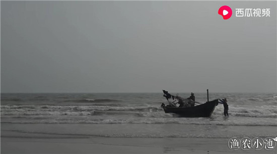 烏魚主動上船、魚蝦講究體面，“姜太公”式打漁走紅西瓜視頻