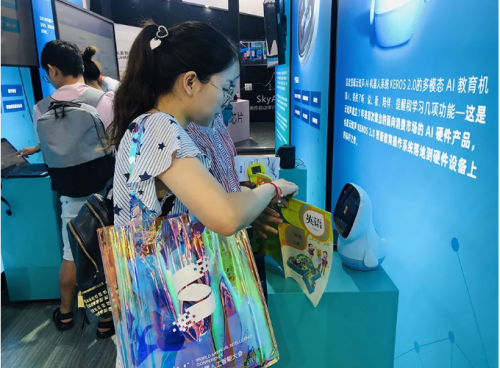 能看會說，云知聲聰聰兒童機器人推出繪本點讀功能