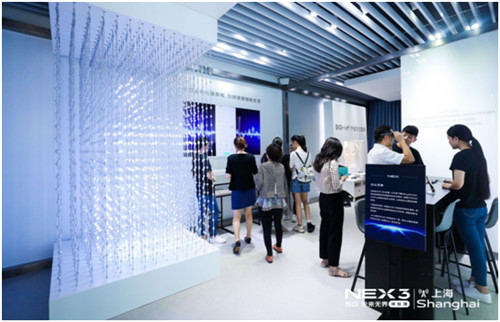 NEX 3 5G未來無界體驗館迎來蘇寧通訊公司副總裁張舞陽，與用戶共同探討5G