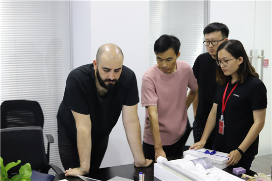 睿米攜手歐洲頂級設(shè)計師，賦予黑科技吸塵器浪漫色彩