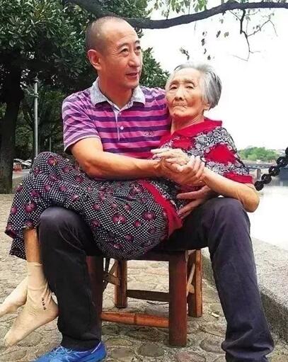 你養(yǎng)我長大，我陪你變老