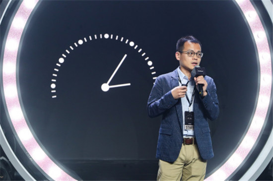 獨(dú)一有二，迪麗熱巴優(yōu)雅出席2019GARMIN佳明北京智能腕表新品發(fā)布會(huì)