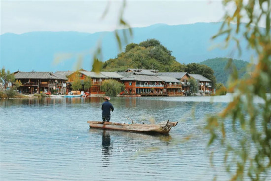 發(fā)呆放空好去處：在靜謐唯美的瀘沽湖畔，擇一處美宿，坐看云卷云舒