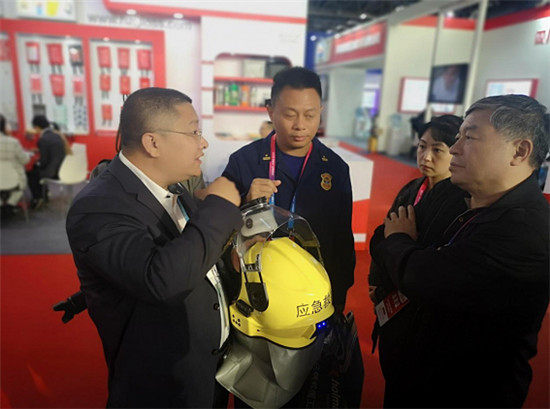 科技為生命護(hù)航 智能救援頭盔亮相消防展