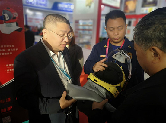 科技為生命護(hù)航 智能救援頭盔亮相消防展