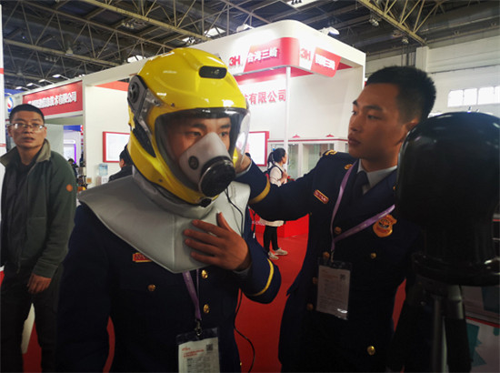 科技為生命護(hù)航 智能救援頭盔亮相消防展