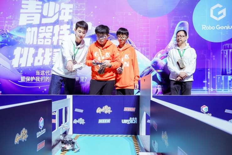 GeekPwn2019：機(jī)器人變身特工 背后操控者竟是00后？