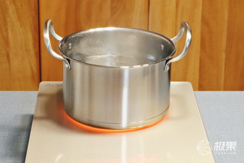 ACA北美電器高端電陶爐采用德國(guó)進(jìn)口爐芯，讓烹飪更健康