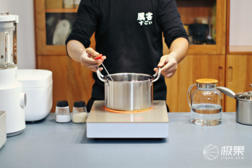 ACA北美電器高端電陶爐采用德國(guó)進(jìn)口爐芯，讓烹飪更健康