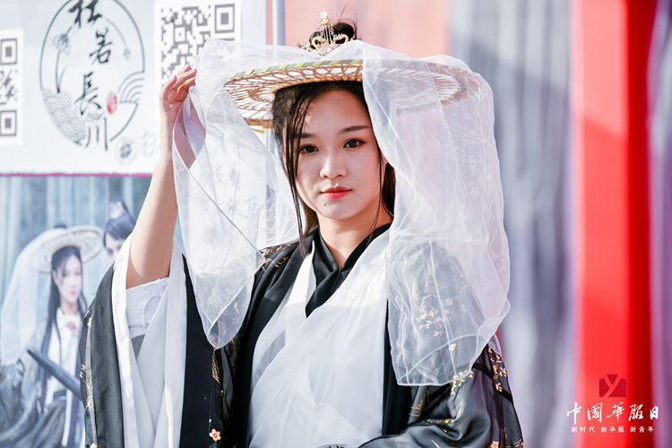 拍立享助陣華服日，畫風(fēng)太美共青團(tuán)中央也打call