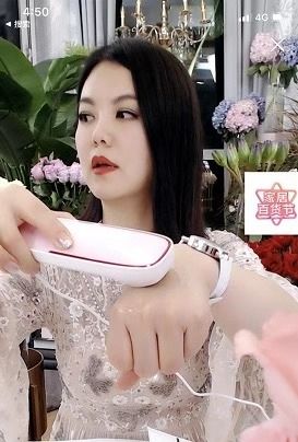 李湘種草的美容儀，GEVILAN歌嵐美容儀顏值與實(shí)力兼?zhèn)?/></p><p>聽湘姐介紹，歌嵐的紅光可以滲透真皮層修復(fù)彈性，多極射頻能穿透真皮層，紅外線有消炎的作用，比如長(zhǎng)痘了，可以改善痘肌和淡化痘印，三效合一。在使用中必須使用配套凝膠，必須一定哦!把凝膠抹勻了之后，插電，它有五個(gè)檔位，光是紅色的。提拉面部，撫平皺紋，每個(gè)部位使用8~10分鐘，孕婦也可以使用，和美容院做的熱瑪吉是一樣功效的。</p><p>可能很多人對(duì)湘姐所說(shuō)的“熱瑪吉”不了解，“熱瑪吉”是美容儀的稱呼，也就是很多女明星都在做的電波拉皮，美國(guó)FDA在1993年就批準(zhǔn)射頻用于美容治療。這是市面上最成熟醫(yī)美技術(shù)，原理卻不復(fù)雜，主要是通過(guò)加熱真皮層膠原纖維至50度以上，令它受熱收縮，激發(fā)機(jī)體生成新的膠原蛋白，從而拉緊表皮、修復(fù)彈性，對(duì)抗皺紋和肌肉下垂。</p><p align=