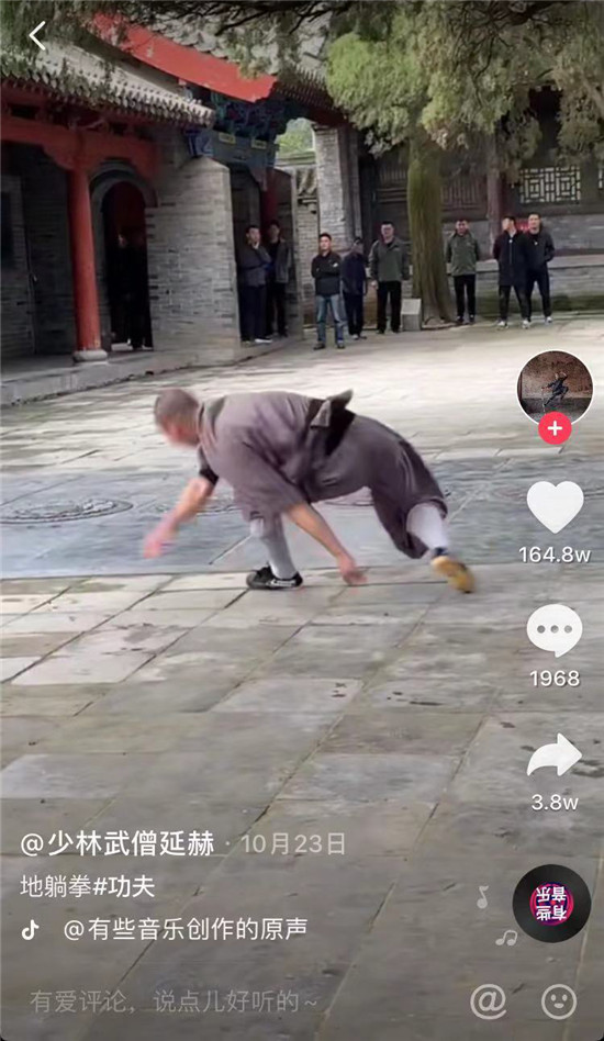 雪地七個(gè)側(cè)空翻穩(wěn)穩(wěn)當(dāng)當(dāng)，武僧抖音實(shí)力詮釋少林功夫甲天下