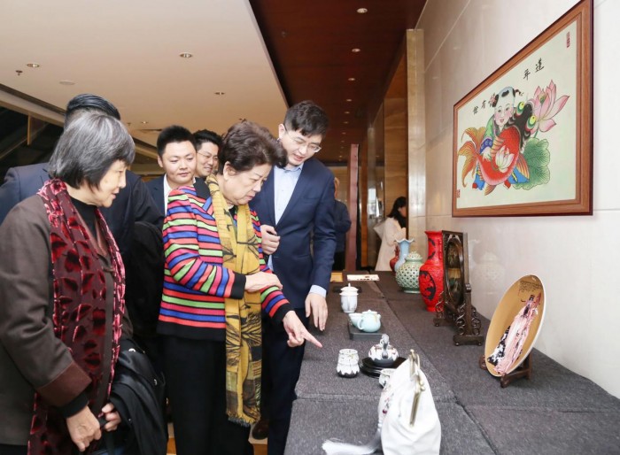 陳至立出席第二屆非遺發(fā)展北京論壇， 并觀摩世屹集團(tuán)非遺展覽
