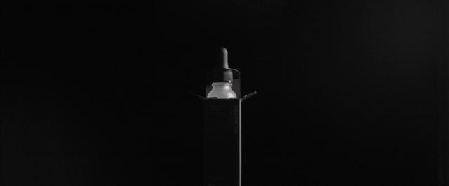 關(guān)于成分的黑白想象：HomeFacialPro煙酰胺原液廣告大片全新發(fā)布