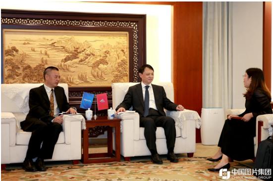 華晨董事長(zhǎng)閻秉哲發(fā)表演講，將在改革創(chuàng)新、開(kāi)放合作等方面尋求突破