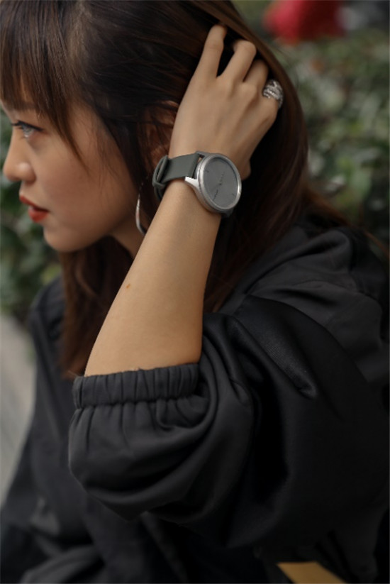 百搭時(shí)尚的GarminMove智能手表，讓你的著裝不無(wú)聊