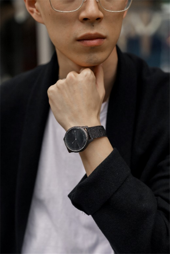 百搭時(shí)尚的GarminMove智能手表，讓你的著裝不無(wú)聊