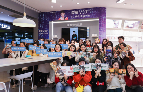 黃景瑜用榮耀V30系列與全國(guó)四城粉絲5G暢連通話，開創(chuàng)多地高清連線新形式