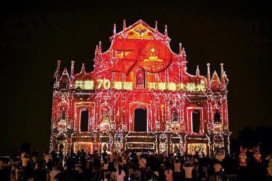 村長(zhǎng)李銳攜手悟空讓貧困孩子走出山區(qū)，共賀澳門回歸20周年