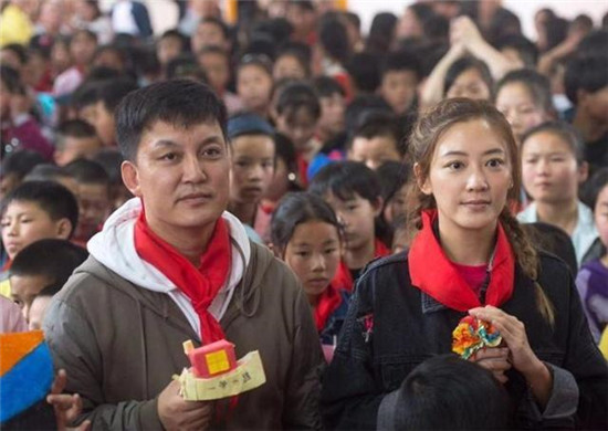 村長(zhǎng)李銳攜手悟空讓貧困孩子走出山區(qū)，共賀澳門回歸20周年