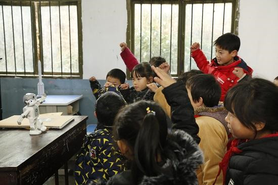 村長(zhǎng)李銳攜手悟空讓貧困孩子走出山區(qū)，共賀澳門回歸20周年