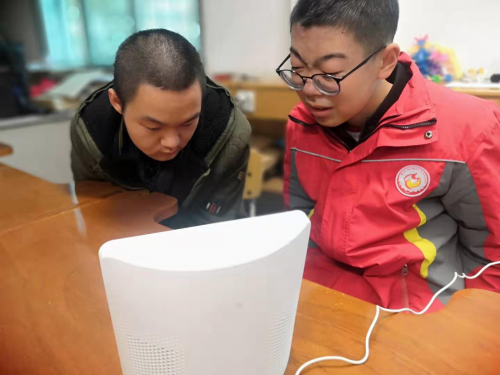 百度AI為西安盲啞學(xué)?！捌刚?qǐng)”人工智能新助教