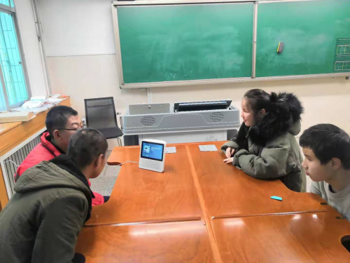 百度AI為西安盲啞學(xué)?！捌刚?qǐng)”人工智能新助教
