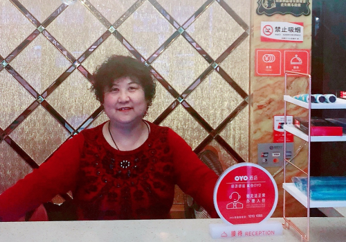 前臺(tái)大媽成OYO酒店招牌，服務(wù)熱情顧客就認(rèn)“老姐姐”