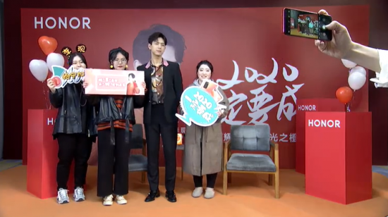 榮耀新年首次直播，攜手潮時(shí)尚大使李現(xiàn)祝大家2020一定要成!