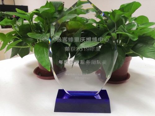90后小花和極客修“優(yōu)秀團(tuán)隊(duì)” 助力realme真我X50新機(jī)發(fā)布