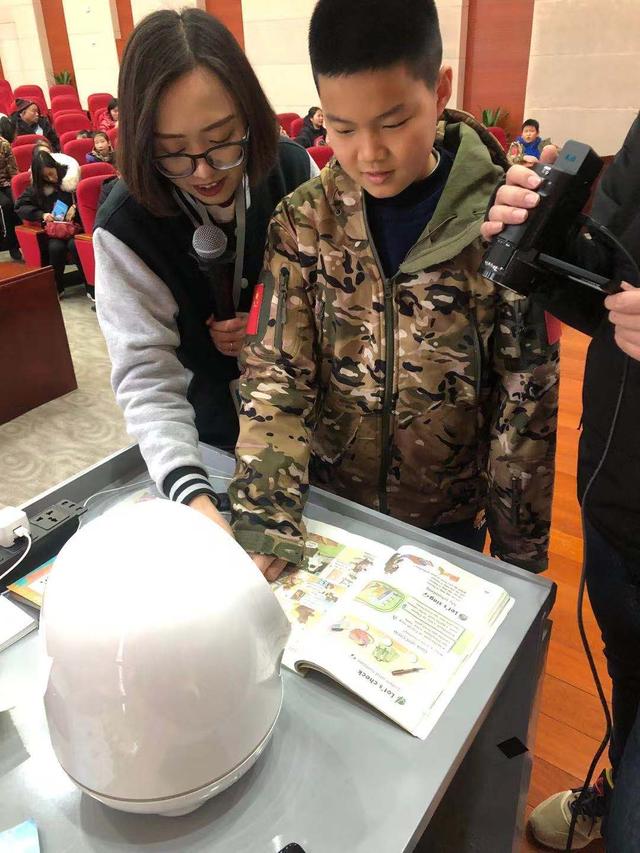 他來了她來了！千名學生走進AI課堂，與阿爾法蛋共同探索未來