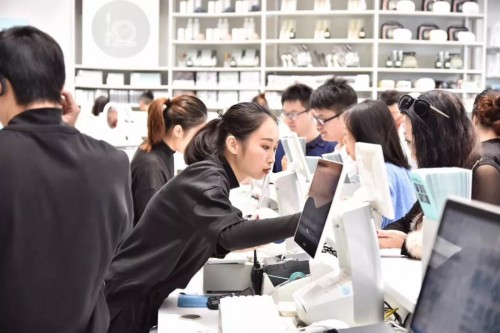 門店凈增逾300家！營收3倍增長！大舉進軍海外市場！