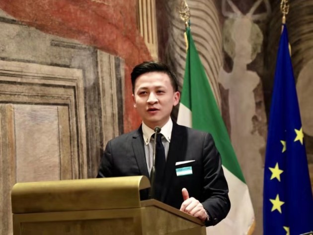 神州英才訪問意大利參議院，姜桐獲贈意大利國家隊10號球衣