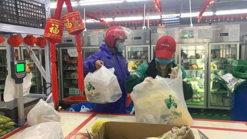 外賣(mài)小哥們，都帶上了口罩 叮咚買(mǎi)菜采購(gòu)數(shù)十萬(wàn)口罩保障市民健康