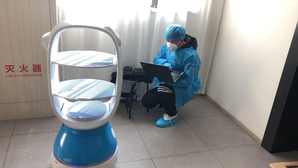 避免交叉感染！上海科技大學(xué)用送餐機(jī)器人為隔離區(qū)師生送餐