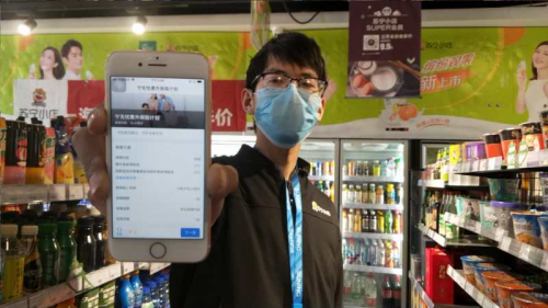 蘇寧小店店主：領(lǐng)了蘇寧金融新冠肺炎保險，安心多了