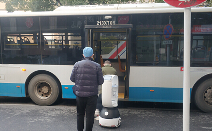 武漢省委黨校方艙醫(yī)院上線機(jī)器人全程無接觸送餐服務(wù)