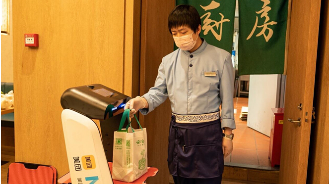 餐飲業(yè)上演絕地求生 疫情之下送餐機器人異軍突起