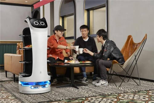 重返餐飲賽道，送餐機器人或?qū)⒅π袠I(yè)應(yīng)對報